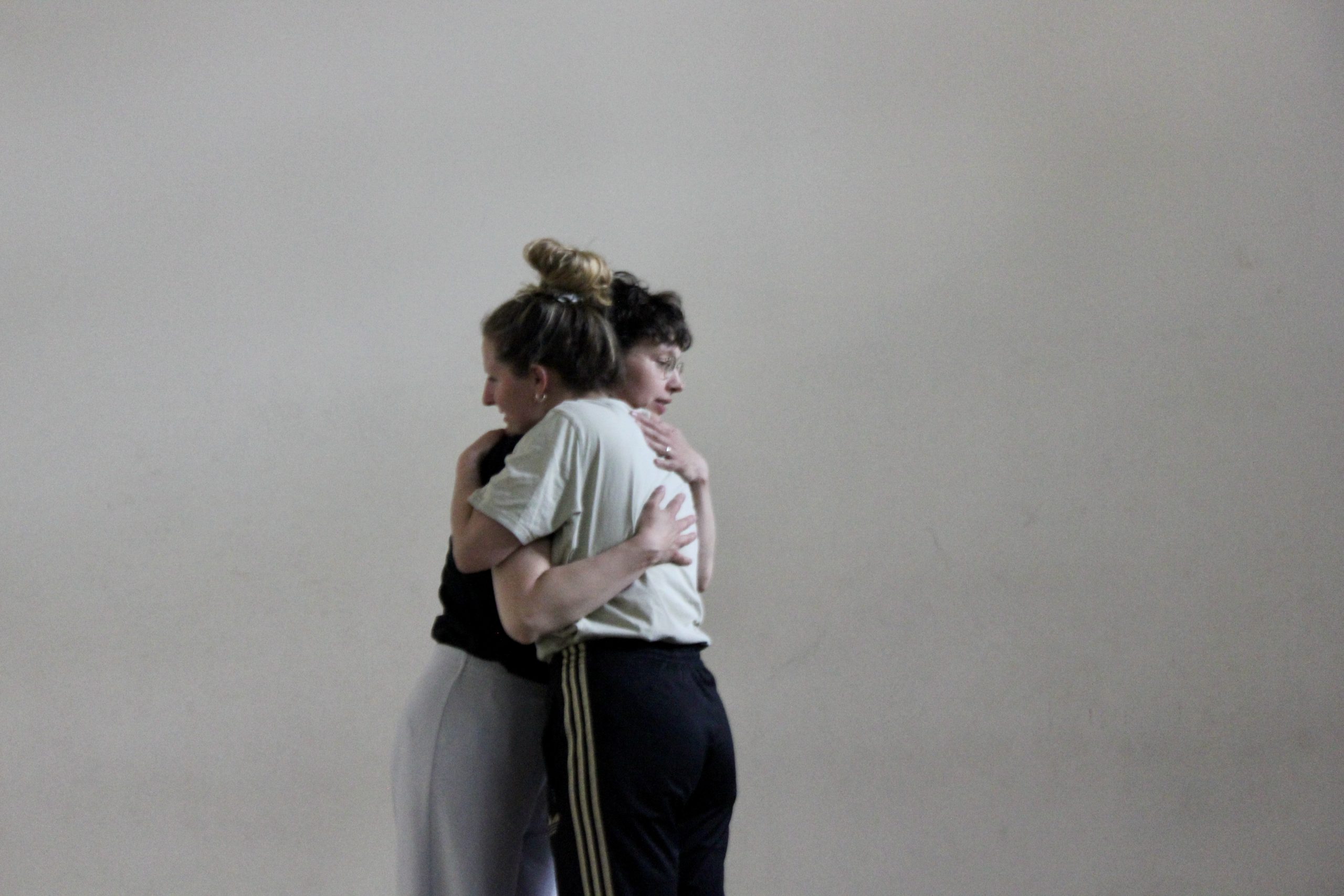 Die zwei Performerinnen Laura Kassé und Lisa Ennaoui umarmen sich.